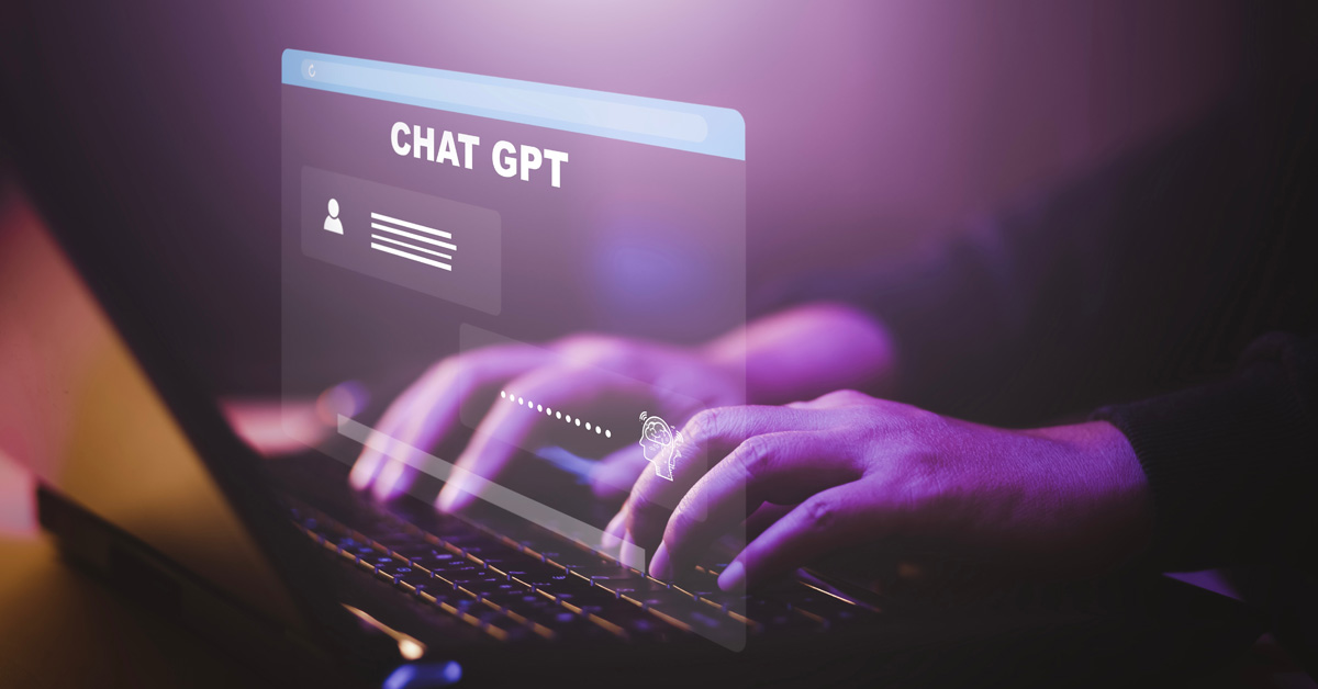 Een persoon die een ChatGPT training volgt op zijn laptop.